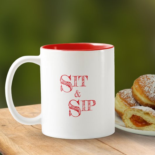 Moderne, einfache, trendige Typografie-Sit und Sip Zweifarbige Tasse