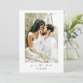 Moderne, einfache Typografie-Hochzeit Save The Date (Stehend Vorderseite)