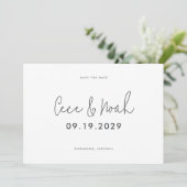 Moderne, einfache Typografie-Hochzeit Save The Date (Stehend Vorderseite)