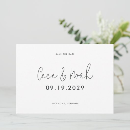 Moderne, einfache Typografie-Hochzeit Save The Date (Stehend Vorderseite)