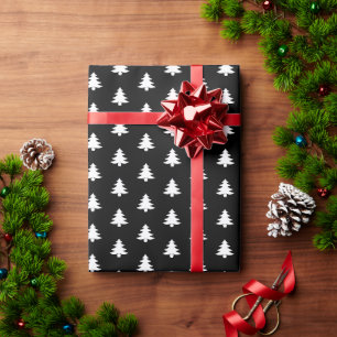 Moderne, einfache weiße Weihnachtsbäume auf schw Geschenkpapier