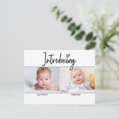 Moderne Einführung Script Twins Junge und Mädchen Ankündigungspostkarte (Stehend Vorderseite)