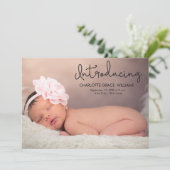 Moderne Einführung von Baby Girl Foto Birth Ankündigung (Stehend Vorderseite)