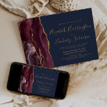Moderne Einladung der Burgundy Gold Agate Navy zur<br><div class="desc">Die links Kulisse dieser modernen Hochzeitseinladung besticht durch eine bordeauxrote Aquarellgrenze mit vergoldetem Imitat-Glitzer. Der anpassbare Text kombiniert goldfarbene Handschrift,  Copperplate und kursiv Schriftart auf marinebasischem Hintergrund. Auf der Rückseite ist ein passendes Bordeaux- und Gold-Agate-Design.</div>