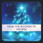 Moderne Electric Blue Christmas Tree Küche Quadratischer Aufkleber<br><div class="desc">Küchenaufkleber mit einem modernen elektrischen blauen Weihnachtsbaum. Das Ganze ist mit Lichtern geschmückt. Der Hintergrund ist verschwommen.</div>
