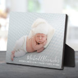 Moderne Elegance Baby Boy Foto Geburtserklärung Fotoplatte<br><div class="desc">Elegant süße Plakette mit ihrem liebsten Foto in voller Blüte,  dem Namen Ihres Babys und der Geburtsstatistik in weißer,  schicker Schrift. **Der Live-Design-Service kann Ihnen bei Bedarf helfen,  Ihr Design-Layout zu gestalten. PASSENDE Artikel in unserem Geschäft.</div>