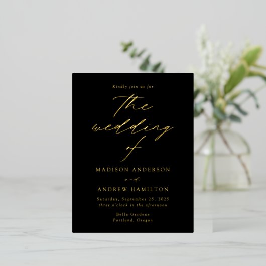 Moderne Elegance Black and Gold Wedding Folie Einladungspostkarte (Stehend vorne)