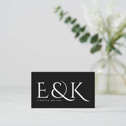 Moderne Elegance Bold Big Monogram Black Script Visitenkarte (Stehend Vorderseite)
