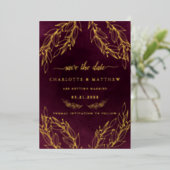 Moderne Elegance Burgundy Save the Date Folieneinladung (Stehend vorne)