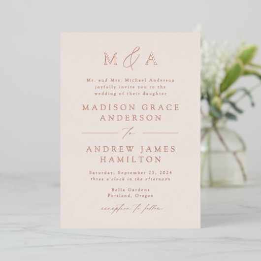 Moderne Elegance Rose Gold Monogram Wedding Folieneinladung (Stehend vorne)