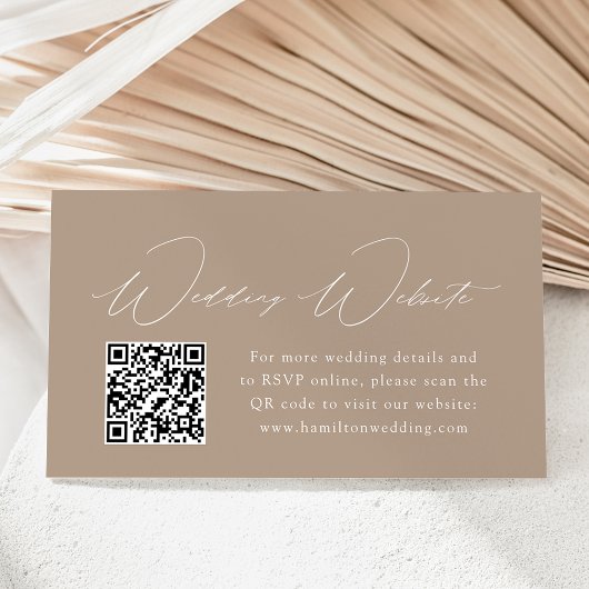 Moderne Elegance Taupe Wedding Website QR Code Begleitkarte