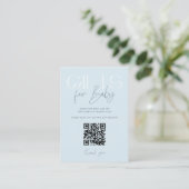 Moderne Elegant Blue Gifts Baby Dusche QR Code Begleitkarte (Stehend Vorderseite)