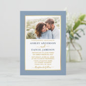 Moderne Elegant Dusty Blue Gold Wedding Einladung (Stehend Vorderseite)