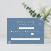 Moderne Elegant Dusty Blue Silver Winter Wedding RSVP Karte (Stehend Vorderseite)