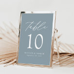 Moderne Elegant Dusty Blue Wedding Tischnummer<br><div class="desc">Trendy, minimalistische Hochzeitskarten mit weißer Schrift mit "Table" in moderner Kalligraphie-Schrift. Das Design hat einen staubblauen Hintergrund oder eine Farbe Ihrer Wahl. Das Design wiederholt sich auf der Rückseite. Um die Tischkarten zu bestellen: Fügen Sie Ihren Namen, Ihr Hochzeitstag und Ihre Tischnummer hinzu. Fügen Sie jede Nummer einzeln in Ihren...</div>