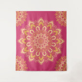 Moderne Elegant Gelbe Himbeere Pink Boho Mandala Wandteppich (Vorderseite)