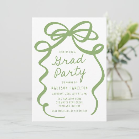 Moderne Elegant Green Bow Foto Graduation Party Einladung (Stehend Vorderseite)