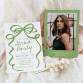Moderne Elegant Green Bow Foto Graduation Party Einladung