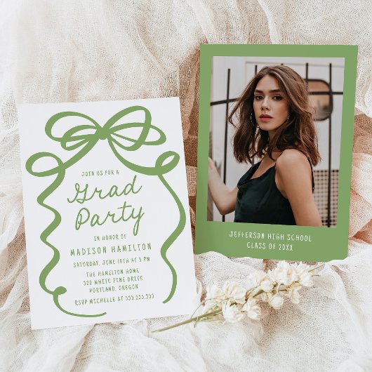 Moderne Elegant Green Bow Foto Graduation Party Einladung