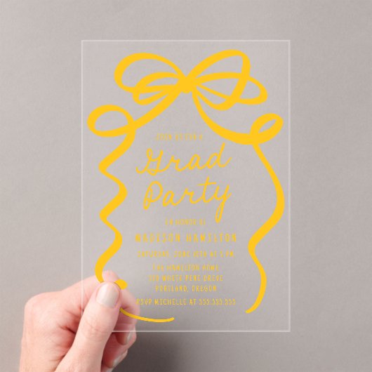 Moderne Elegant Yellow Bow Graduation Party Acryleinladungen (Insitu (Handheld))