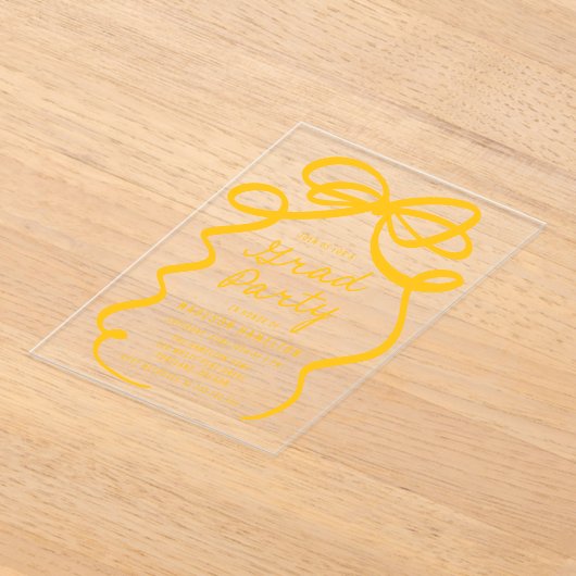 Moderne Elegant Yellow Bow Graduation Party Acryleinladungen (Ablage )