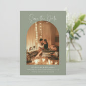 Moderne Elegante Arch Foto Sage Green Boho Hochzei Save The Date (Stehend Vorderseite)
