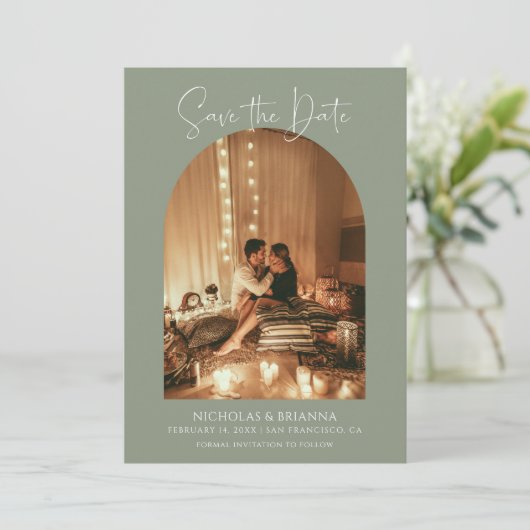 Moderne Elegante Arch Foto Sage Green Boho Hochzei Save The Date (Stehend Vorderseite)
