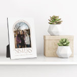 Moderne elegante Arch Frame Sisters Foto Keepake Fotoplatte<br><div class="desc">Ein besonderes, unvergessliches und wunderschönes Geschenk für Schwestern. Das Design verfügt über ein Single-Foto-Layout in einem modernen Bogen-Design mit Imitaten Rose goldenen konzentrischen Kreis Rahmen zur Anzeige Ihrer eigenen speziellen Schwester Foto. "Sisters" ist in einem stilvollen und eleganten Imitat Rose Gold Typografie. Passen Sie auf die Namen der Schwester auf....</div>