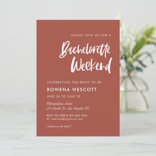 Moderne, elegante Backsteine Bachelorette Wochenen Einladung (Stehend Vorderseite)