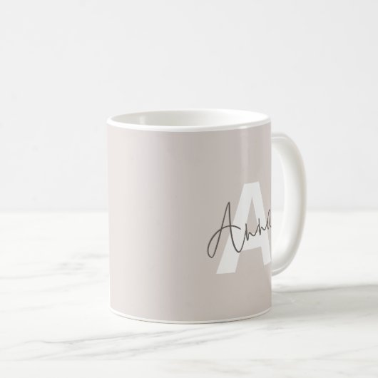 Moderne elegante Beige Monogram Custom Initial Kaffeetasse (VorderseiteRechts)