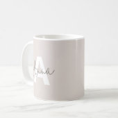 Moderne elegante Beige Monogram Custom Initial Kaffeetasse (Vorderseite Links)