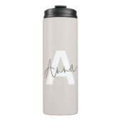 Moderne elegante Beige Monogram Custom Initial Thermosbecher (Vorderseite)