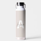 Moderne elegante Beige Monogram Custom Initial Trinkflasche (Vorne)