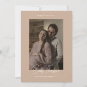 Moderne Elegante Beige Script Foto Pregnancy Ankündigung (Vorderseite)