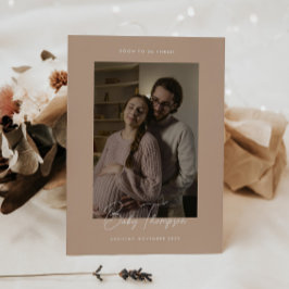 Moderne Elegante Beige Script Foto Pregnancy Ankündigung