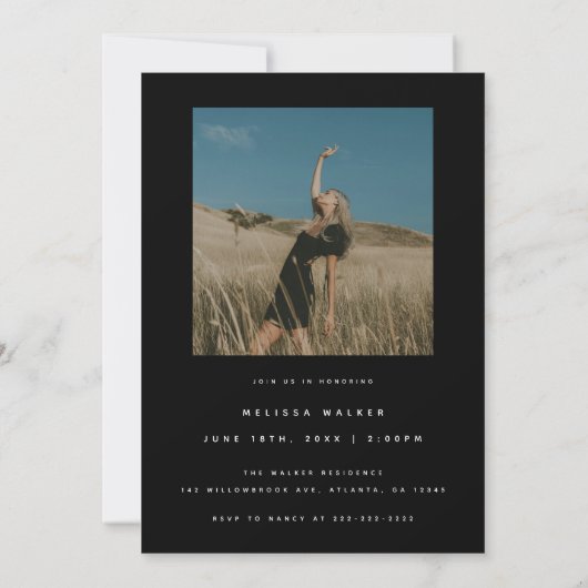 Moderne elegante Black 2-Foto Graduation Party Einladung (Rückseite)