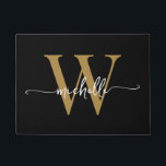 Moderne elegante Black Gold Monogram Name Script D Fußmatte<br><div class="desc">Girly Modern Elegant Stilvolle Schwarz-Gold Monogram Initial Name Script Custom Personalisiert Doormat. Dieses Design mit einem Vornamen in einer hübschen Hand Schwanz-Swash-Schriftart Kalligraphie (oder Typografie) mit Monogramm Erstmaligkeit in Gold und Weiß auf Schwarz. Große stilvolle feminine Hauswärmeschenke, auch zum Geburtstag, Hochzeit, Brautparty, Jubiläum, Neuvermählte, Junggeselinnen-Abschied und Es ist für das...</div>
