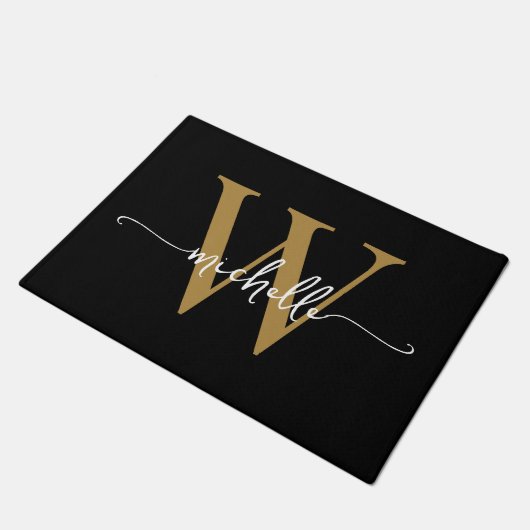 Moderne elegante Black Gold Monogram Name Script D Fußmatte (Schrägansicht)