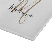 Moderne elegante Black Gold Monogram Script Name Schneidebrett (Ecke)