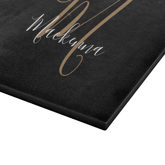Moderne elegante Black Gold Monogram Script Name Schneidebrett (Ecke)