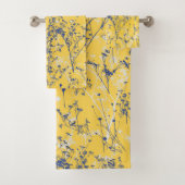 Moderne, elegante blaue Wildblumen Mustard Yellow Badhandtuch Set (Insitu)