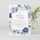 Moderne, elegante Blu-Weiß-Blume-Taufe Einladung (Stehend Vorderseite)