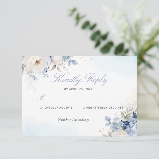 Moderne elegante Blue Floral Wedding RSVP Card (Stehend Vorderseite)