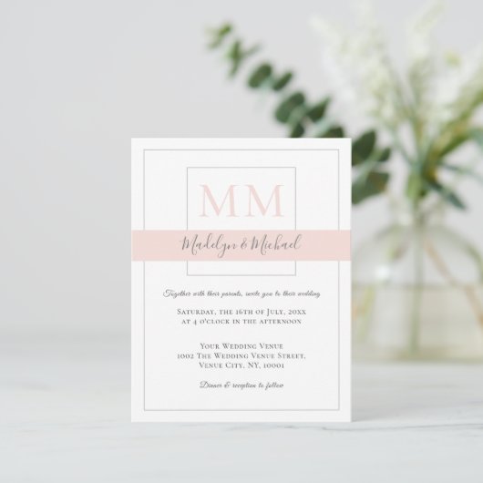 Moderne, elegante Blush Monogram Wedding Einladung (Stehend Vorderseite)