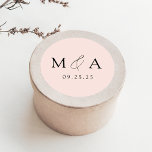 Moderne, elegante Blush Monogram Wedding Runder Aufkleber<br><div class="desc">Elegante Monogramm Hochzeitsaufkleber mit Ihren Initialen,  die in schwarzer Schrift auf einem schwarzen Hintergrund (oder der Farbe Ihrer Wahl) angezeigt werden. Personalisieren Sie die modernen Hochzeitsaufkleber mit Ihrem Hochzeitsdatum unten. Die blush Monogramm Aufkleber sind ideal zum Versiegeln von Einladungen,  Gastgeschenke Hochzeiten und vielem mehr!</div>