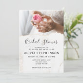 Moderne Elegante Braut mit Rose Brautparty Einladung (Stehend Vorderseite)