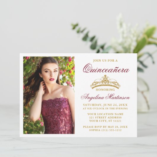 Moderne Elegante Burgund Gold Crown Quinceanera Einladung (Stehend Vorderseite)