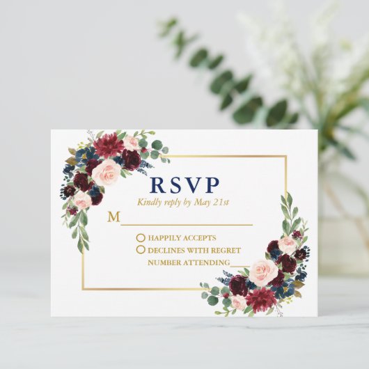 Moderne Elegante Burgundy Blue Floral Gold Wedding RSVP Karte (Stehend Vorderseite)