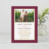 Moderne elegante Burgundy Gold Wedding Einladung (Stehend Vorderseite)