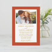 Moderne elegante Burnt Orange Gold Wedding Einladung (Stehend Vorderseite)